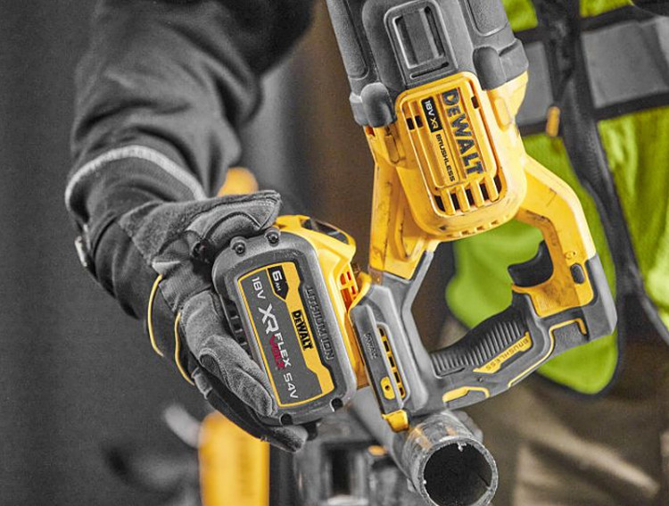 Аккумуляторная сабельная пила DeWALT DCS386T1