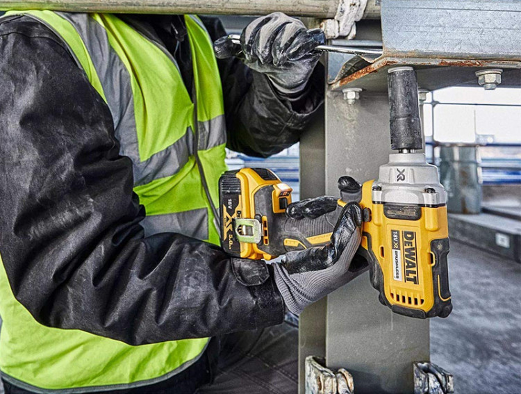 Аккумуляторный ударный гайковерт DeWALT DCF894HN