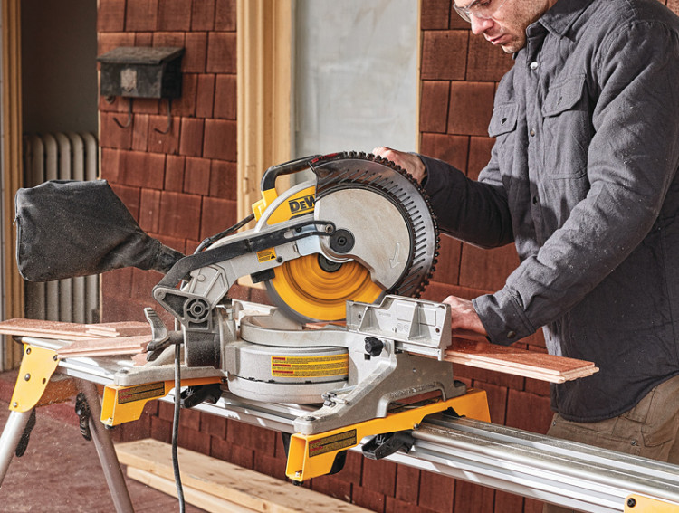 Торцовочная пила DeWALT DWS713