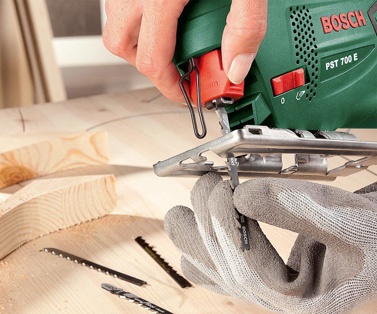 Лобзик BOSCH PST 700 E