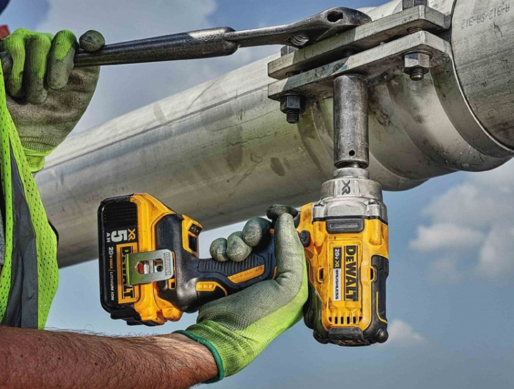 Аккумуляторный ударный гайковерт DeWALT DCF894HP2