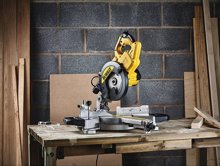 Торцовочная пила DeWALT DWS773