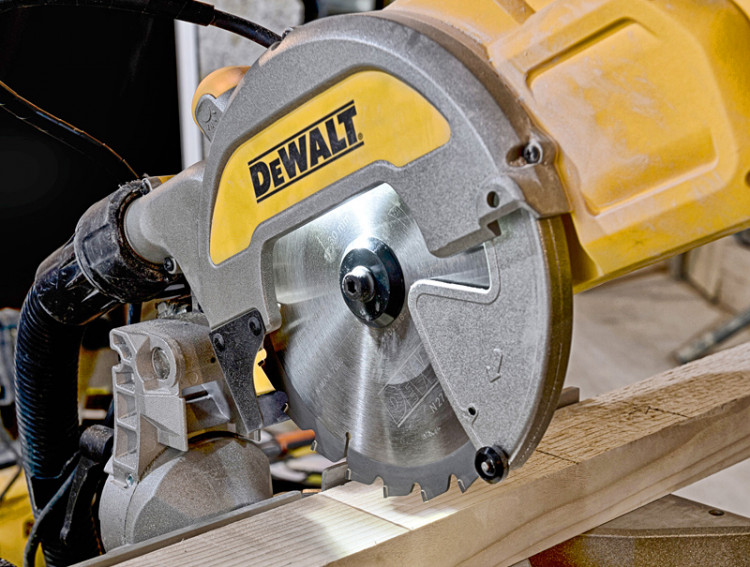 Торцовочная пила DeWALT DWS777