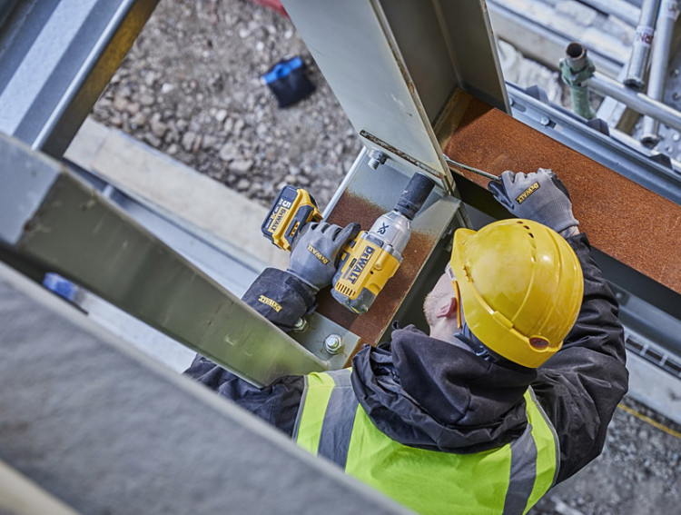 Аккумуляторный ударный гайковерт DeWALT DCF897NT