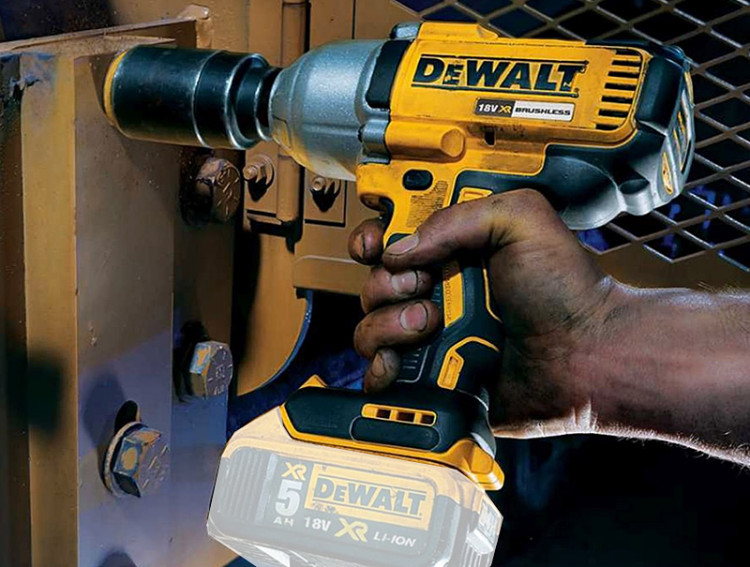 Аккумуляторный ударный гайковерт DeWALT DCF899HN