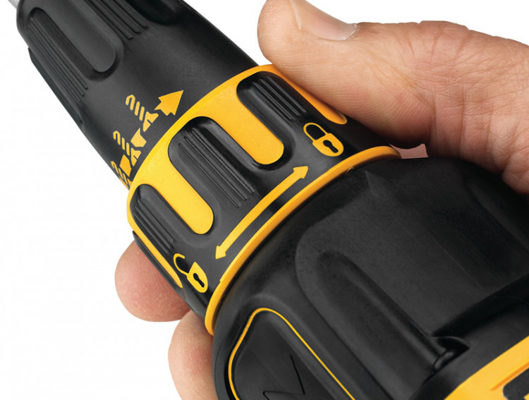 Аккумуляторный шуруповерт DeWALT DCF620D2