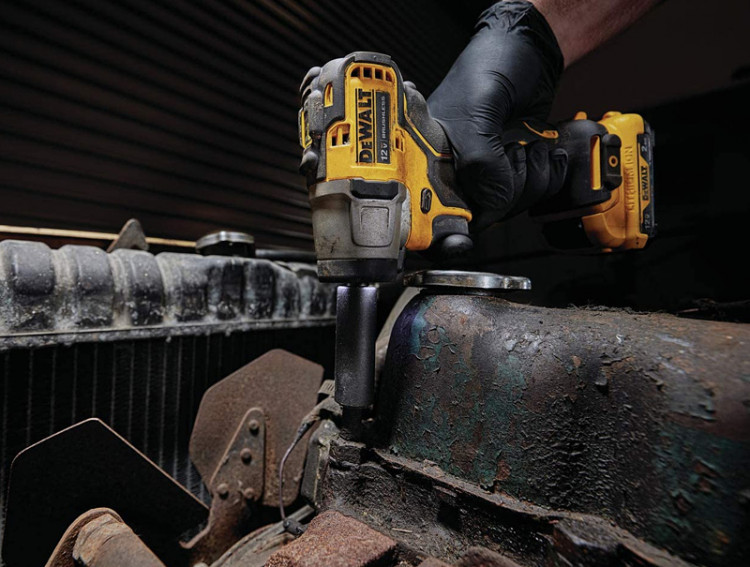 Аккумуляторный ударный гайковерт DeWALT DCF902D2