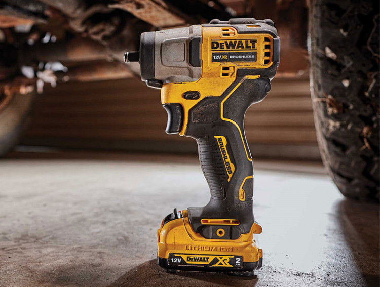 Аккумуляторный ударный гайковерт DeWALT DCF902D2