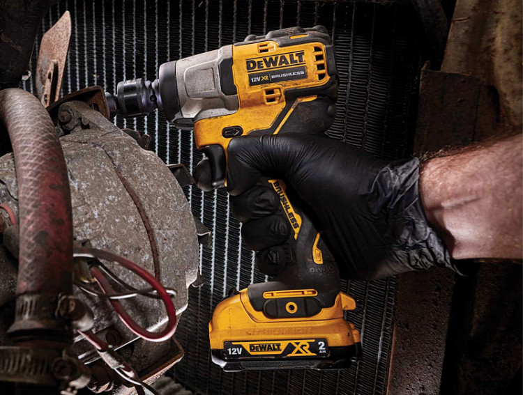 Аккумуляторный ударный гайковерт DeWALT DCF902D2