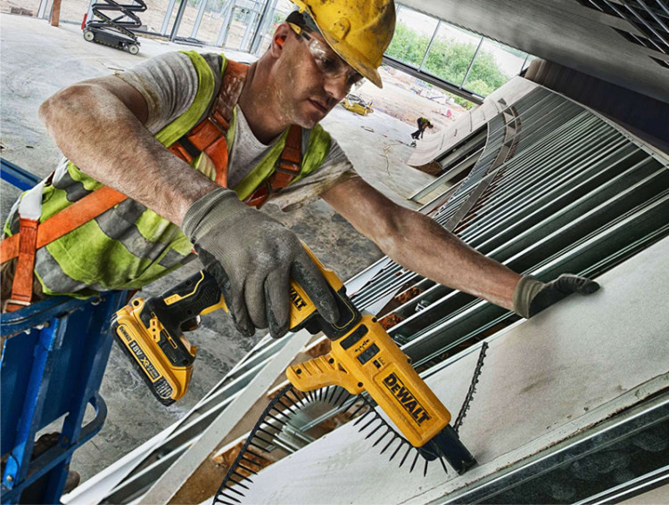 Аккумуляторный шуруповерт DeWALT DCF620D2K