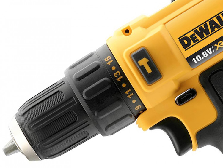Аккумуляторная дрель-шуруповерт DeWALT DCD716C2