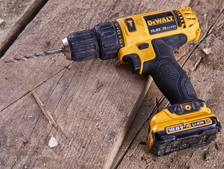 Аккумуляторная дрель-шуруповерт DeWALT DCD716C2