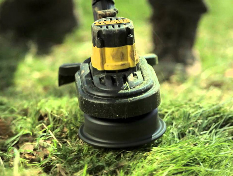 Аккумуляторная коса DeWALT DCM561PB