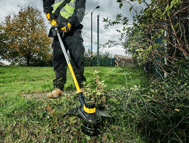 Аккумуляторная коса DeWALT DCM561PB