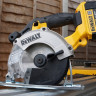 Аккумуляторная дисковая пила DeWALT DCS373N