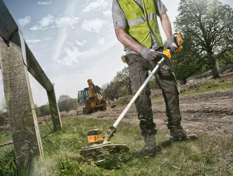 Аккумуляторная коса DeWALT DCMST561N