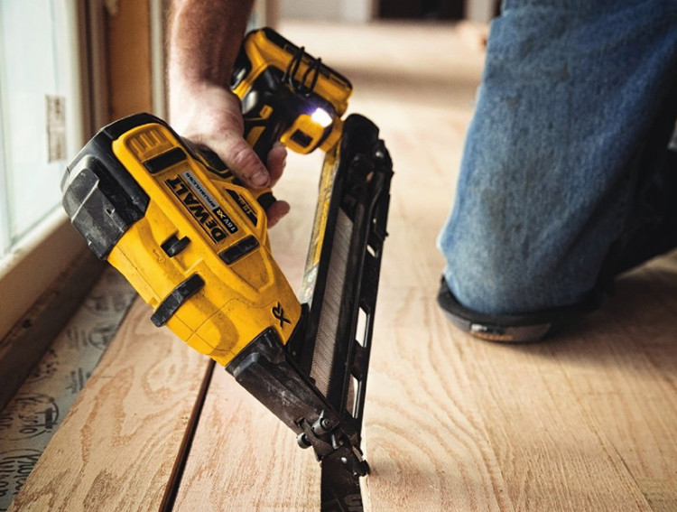 Аккумуляторный гвоздезабиватель DeWALT DCN650P2