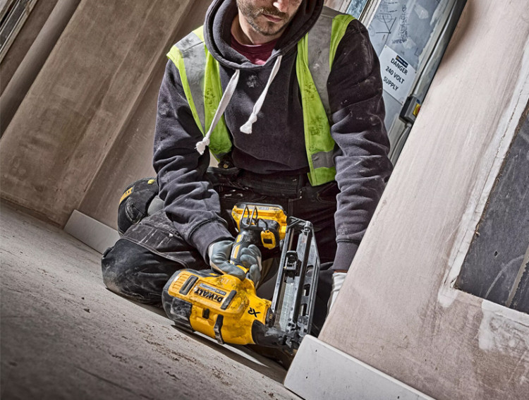 Аккумуляторный гвоздезабиватель DeWALT DCN660D2