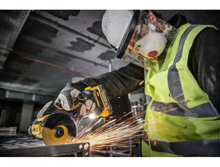 Аккумуляторная дисковая пила DeWALT DCS438N