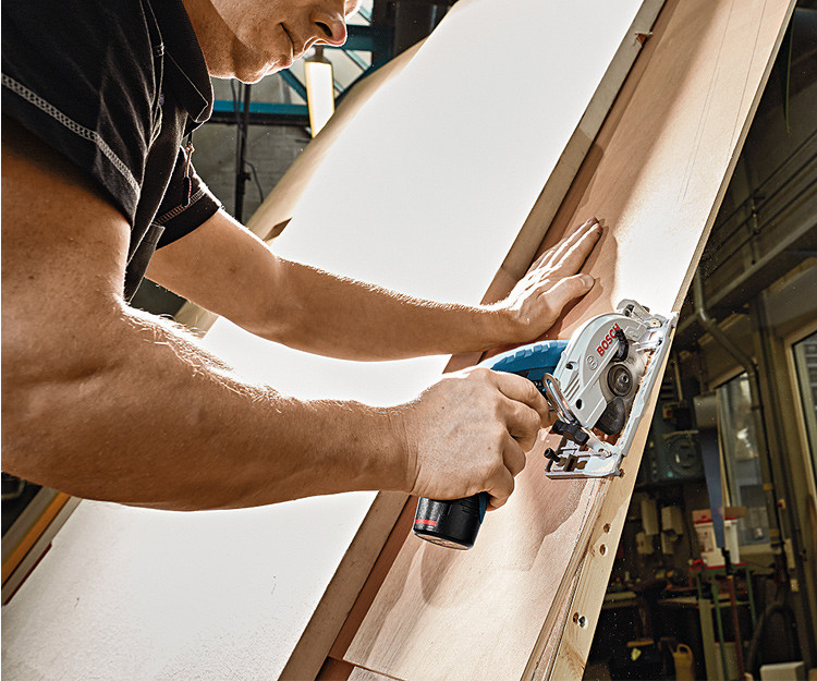 Аккумуляторная дисковая пила BOSCH GKS 12V-26 + GBA 12V 2.0Ah