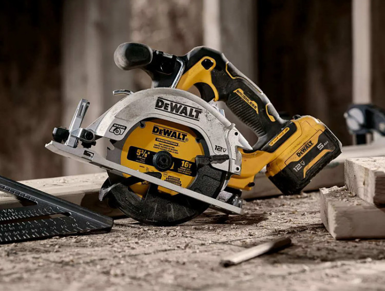 Аккумуляторная дисковая пила DeWALT DCS512N