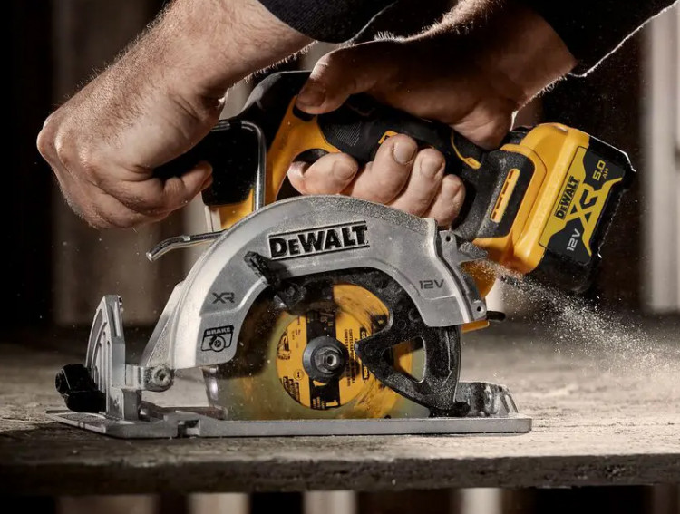Аккумуляторная дисковая пила DeWALT DCS512P2