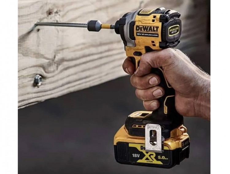Аккумуляторный шуруповерт DeWALT DCF850NT