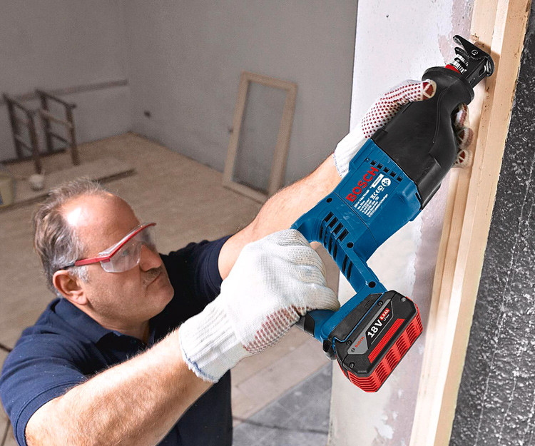 Аккумуляторная ножовка BOSCH GSA 18 V-LI +1 GBA 18V 4 Ah