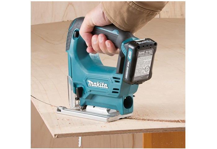 Аккумуляторный лобзик MAKITA JV101DSME